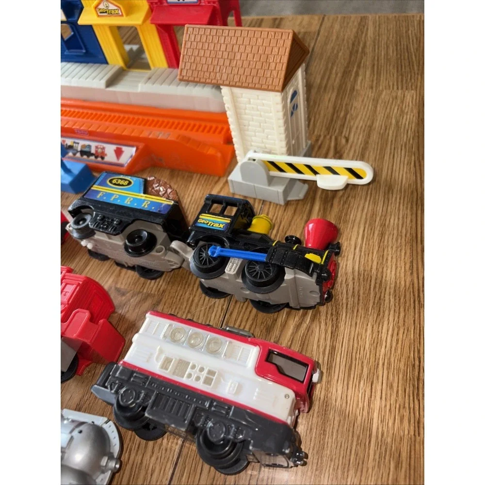 GeoTrax LARGE LOT 80+ Trains People Signs Building Tracks Controllers Untested